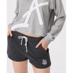 Dresowe szorty z napisem - Szary. Szare szorty damskie Sinsay, s, z napisami, z dresówki. Za 39,99 zł.