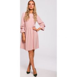 Sukienka odcięta w pasie różowa - m. Różowe sukienki damskie e-margeritka.pl, na co dzień, na jesień, s, bez wzorów, z poliesteru, eleganckie, z falbankami, z długim rękawem, długie, midi, rozkloszowane. Za 164,99 zł.