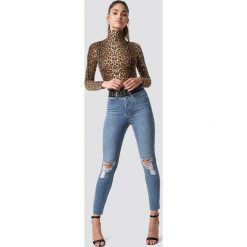 NA-KD Jeansy z rozdarciami na kolanach - Blue. Niebieskie jeansy damskie z wysokim stanem marki NA-KD, z jeansu. Za 202,95 zł.