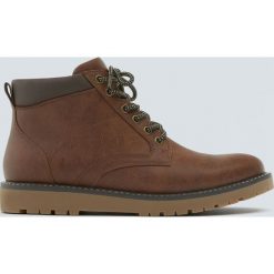 Botki na koturnie z suwakiem. Pomarańczowe botki męskie marki Pull&Bear, bez zapięcia. Za 229,00 zł.