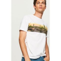 T-shirt z nadrukiem - Biały. Białe t-shirty męskie z nadrukiem Reserved, m. W wyprzedaży za 29,99 zł.