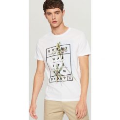 T-shirt z nadrukiem - Biały. Białe t-shirty męskie z nadrukiem Reserved, l. W wyprzedaży za 24,99 zł.