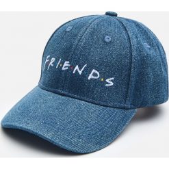 Jeansowa czapka z daszkiem Friends - Granatowy. Niebieskie czapki damskie Cropp, bez wzorów, z jeansu. W wyprzedaży za 15,99 zł.