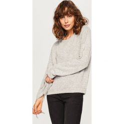 Sweter z wiązanymi rękawami - Jasny szar. Szare swetry klasyczne damskie Reserved, m. W wyprzedaży za 29,99 zł.