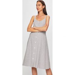 Calvin Klein Jeans - Sukienka. Białe sukienki damskie Calvin Klein Jeans, na co dzień, s, bez wzorów, z bawełny, casualowe, bez kołnierzyka, bez rękawów, rozkloszowane. W wyprzedaży za 319,90 zł.
