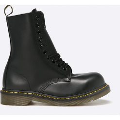 Dr Martens - Botki. Czarne botki damskie na obcasie marki Dr. Martens, z materiału, z okrągłym noskiem, na sznurówki. W wyprzedaży za 499,90 zł.