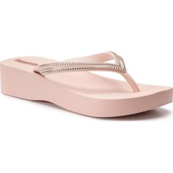 Japonki IPANEMA - Mesh IV Plat Fem 82527 Pink 20791. Różowe klapki damskie Ipanema, bez wzorów, z tworzywa sztucznego, bez obcasa, na obcasie. W wyprzedaży za 79,00 zł.