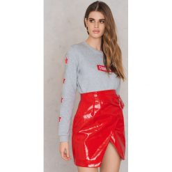 NA-KD Trend Lakierowana spódnica z klamrą - Red. Czerwone spódniczki damskie marki NA-KD Trend, bez wzorów, z poliesteru, mini, kopertowe. W wyprzedaży za 60,88 zł.