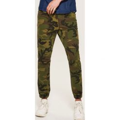 Joggery z przeszyciami - Wielobarwn. Szare spodnie męskie marki House, s, bez wzorów. W wyprzedaży za 79,99 zł.