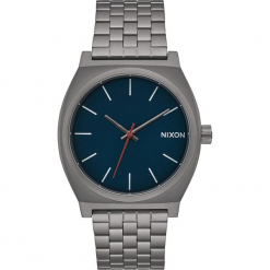 Zegarek kwarcowy "Time Teller" w kolorze srebrno-niebieskim. Szare, analogowe zegarki męskie marki Nixon, ze stali. W wyprzedaży za 159,95 zł.