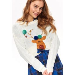 SWETER DAMSKI ZE ŚWIĄTECZNYM MOTYWEM RENIFERA. Białe swetry klasyczne damskie marki Top Secret, na zimę, z aplikacjami, z dzianiny, wizytowe, z okrągłym kołnierzem. W wyprzedaży za 39,99 zł.