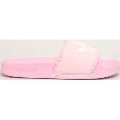 Adidas Originals - Klapki. Różowe klapki damskie adidas Originals, bez wzorów, z materiału, bez obcasa, na obcasie. Za 129,90 zł.