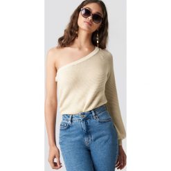 NA-KD Sweter na jedno ramię - Beige. Brązowe swetry klasyczne damskie marki NA-KD. W wyprzedaży za 73,17 zł.