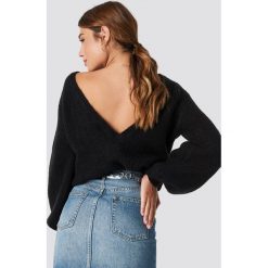 Linn Ahlborg x NA-KD Sweter z głębokim dekoltem na plecach - Black. Czarne swetry klasyczne damskie marki Linn Ahlborg x NA-KD, z dzianiny, z dekoltem na plecach. Za 161,95 zł.