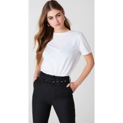 NA-KD Basic T-shirt basic - White. Białe t-shirty damskie marki NA-KD Basic, bez wzorów, z bawełny, z okrągłym kołnierzem. Za 52,95 zł.