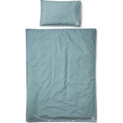 Komplet pościeli Pretty Petrol. Niebieskie komplety niemowlęce marki Elodie Details, bez wzorów. Za 220,99 zł.