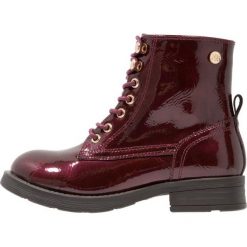 XTI Botki sznurowane burgundy. Czerwone botki damskie skórzane marki Xti, na sznurówki. W wyprzedaży za 125,95 zł.