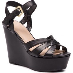 Sandały GUESS - Guliver FL6GUL LEA04 BLACK. Czarne klapki damskie Guess, z aplikacjami, ze skóry ekologicznej, bez obcasa, na obcasie. W wyprzedaży za 549,00 zł.