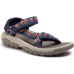 Sandały TEVA - Hurricane Xlt2 1019235 Gc100 Boomerag. Niebieskie klapki damskie Teva, bez wzorów, z tworzywa sztucznego, sportowe, bez obcasa, bez zapięcia, outdoorowe. W wyprzedaży za 239,00 zł.