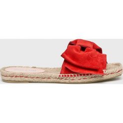 Pollini - Klapki. Czerwone klapki damskie Pollini, bez wzorów, ze skóry, bez obcasa, na płaskiej podeszwie. W wyprzedaży za 299,90 zł.