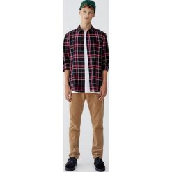 Flanelowa koszula w jaskrawą kratkę. Czarne koszule męskie Pull&Bear, m, w kratkę, bez kołnierzyka, z długim rękawem. Za 89,90 zł.