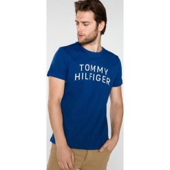 Tommy Hilfiger Graphic Koszulka Niebieski. Niebieskie podkoszulki męskie TOMMY HILFIGER, xxl, z nadrukiem, z bawełny, bez kołnierzyka, z krótkim rękawem, krótkie. Za 206,95 zł.