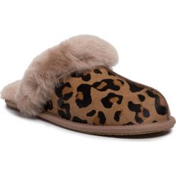 Kapcie UGG - W Scuffette II 1108147 AMP. Pomarańczowe klapki damskie Ugg, bez wzorów, ze skóry, bez obcasa. W wyprzedaży za 399,00 zł.