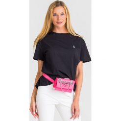 T-SHIRT PATRIZIA PEPE. Czarne t-shirty damskie Patrizia Pepe, s, z nadrukiem, z bawełny, z okrągłym kołnierzem. Za 289,00 zł.