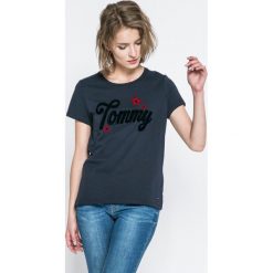 Tommy Hilfiger - Top Nala. Niebieskie bluzki damskie TOMMY HILFIGER, s, z nadrukiem, z bawełny, z okrągłym kołnierzem. W wyprzedaży za 159,90 zł.