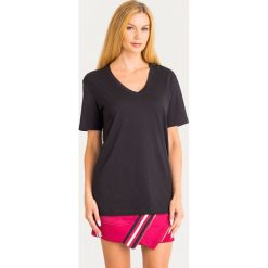 T-SHIRT Armani Exchange. Czarne t-shirty damskie Armani Exchange, s, z nadrukiem, z bawełny, bez kołnierzyka. Za 279,00 zł.