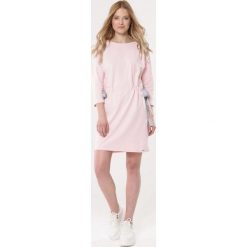 Różowa Sukienka Reigning. Różowe sukienki damskie marki Born2be, na lato, xl, bez wzorów, bez kołnierzyka, bez rękawów, mini. Za 69,99 zł.