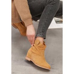 Camelowe Botki na Ukrytej Koturnie Pattera. Brązowe koturny damskie Born2be, z jeansu, z okrągłym noskiem. Za 129,99 zł.