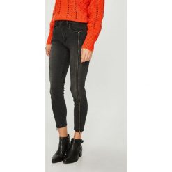 Pepe Jeans - Jeansy Regent. Czarne jeansy damskie marki Pepe Jeans, z aplikacjami, z elastanu, z podwyższonym stanem. Za 439,90 zł.