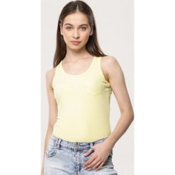 Żółty Top Get By. Żółte bluzki damskie Born2be, s, bez wzorów, z dzianiny, z okrągłym kołnierzem. Za 29,99 zł.