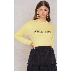 Swetry klasyczne damskie: NA-KD Sweter z dzianiny z nadrukiem – Yellow