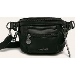 Desigual - Nerka. Czarne nerki damskie Desigual, w paski, z poliesteru, małe. W wyprzedaży za 139,90 zł.