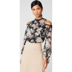 Bluzki damskie: Boohoo Bluzka w kwiaty z wycięciami na ramionach – Black
