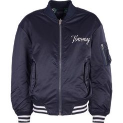 Tommy Jeans Kurtka "Reversible Bomber". Kurtki damskie TOMMY HILFIGER, bez wzorów, z jeansu. Za 679,00 zł.