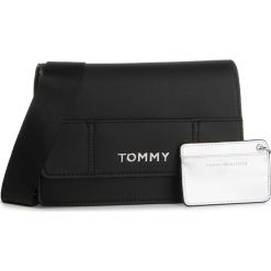 Torebka TOMMY HILFIGER - Item Statement Crossover AW0AW07333 0GS. Czarne listonoszki damskie TOMMY HILFIGER, bez wzorów, ze skóry ekologicznej, bez dodatków. Za 649,00 zł.