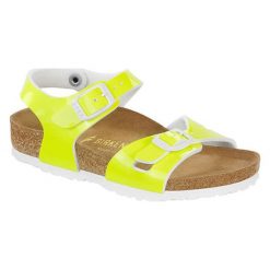 Sandały w kolorze żółtym. Żółte sandały dziewczęce Birkenstock, z materiału, z otwartym noskiem, ze sprzączką. W wyprzedaży za 179,95 zł.