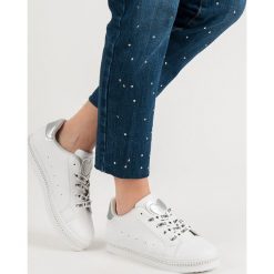 SZNUROWANE OBUWIE SPORTOWE. Białe buty sportowe damskie Merg, bez wzorów, na sznurówki. Za 49,90 zł.