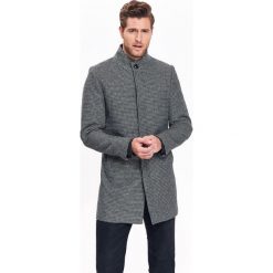 PŁASZCZ MĘSKI Z TKANINY Z WEŁNĄ W DROBNĄ KRATKĘ. Szare płaszcze męskie marki Top Secret, na zimę, xxl, w kratkę, z wełny, eleganckie. W wyprzedaży za 119,99 zł.
