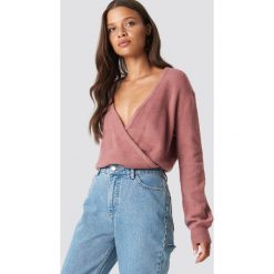 NA-KD Trend Sweter z kopertowym dekoltem - Pink. Różowe swetry oversize damskie NA-KD Trend. Za 121,95 zł.