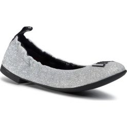 Baleriny LOVE MOSCHINO - JA11060G1AII0902 Argento. Szare baleriny damskie Love Moschino, bez wzorów, ze skóry, klasyczne, bez obcasa, na płaskiej podeszwie. W wyprzedaży za 619,00 zł.