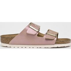 Birkenstock - Klapki Arizona BS. Fioletowe klapki damskie Birkenstock, bez wzorów, ze skóry, bez obcasa. Za 349,90 zł.