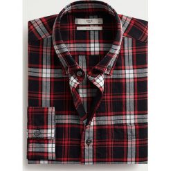Mango Man - Koszula Out. Czerwone koszule męskie Mango Man, s, bez wzorów, z elastanu, casualowe, button down, z długim rękawem. Za 199,90 zł.