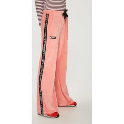 Ellesse - Spodnie. Różowe spodnie damskie Ellesse, bez wzorów, z bawełny, casualowe. W wyprzedaży za 99,90 zł.