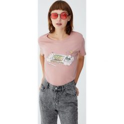 Koszulka z rysunkiem jedzenia. Niebieskie t-shirty damskie marki Pull&Bear. Za 24,90 zł.
