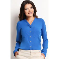 Niebieska Elegancka Koszula Damska z Dekoltem „V”. Niebieskie koszule damskie Awama, s, bez wzorów, z elastanu, eleganckie, bez kołnierzyka, z długim rękawem. Za 105,90 zł.