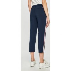 Tommy Jeans - Spodnie. Niebieskie legginsy damskie Tommy Jeans, z haftami, z elastanu. W wyprzedaży za 299,90 zł.